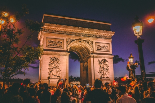 Paris, Les Champs-Élysées : restaurants et boutiques
