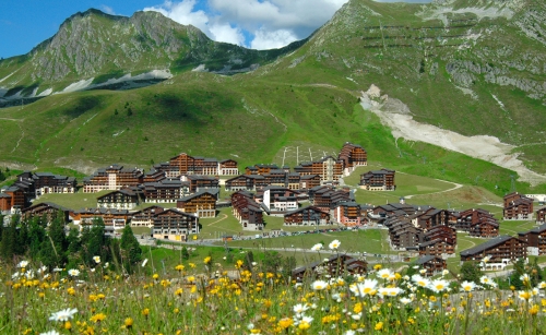 En été: La Plagne-Tarentaise et ses alentours