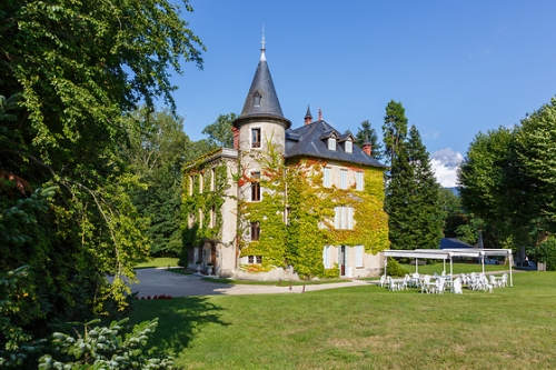 En été: Autour du Château de la Tour du Puits